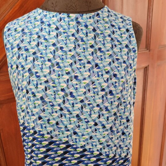 Printed Sleeveless Blouse With Blue & Geometric Pattern By Rose & Olive - Picture 7 of 7